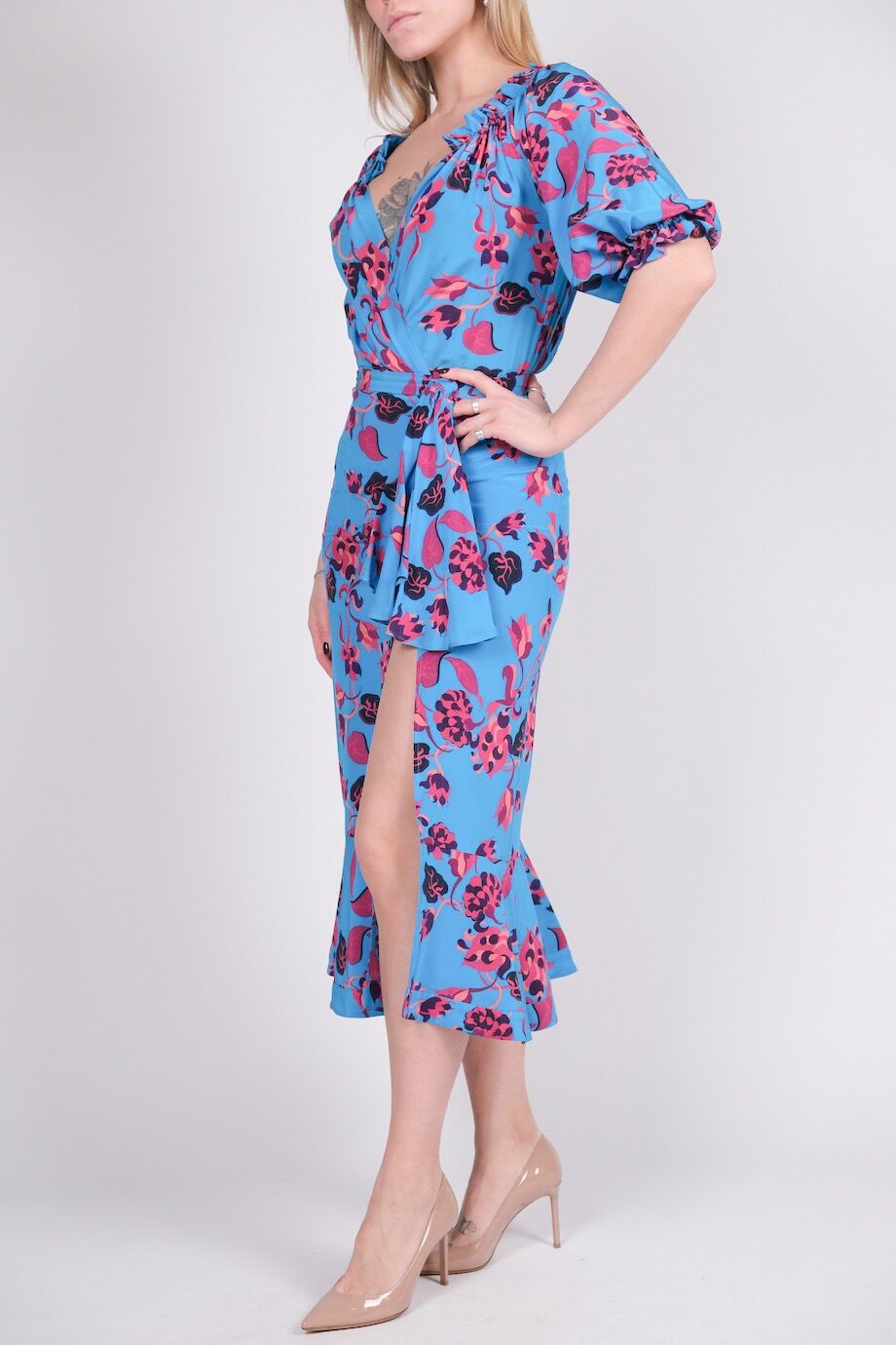 image 2 Платье шелковое голубого цвета с цветочным принтом