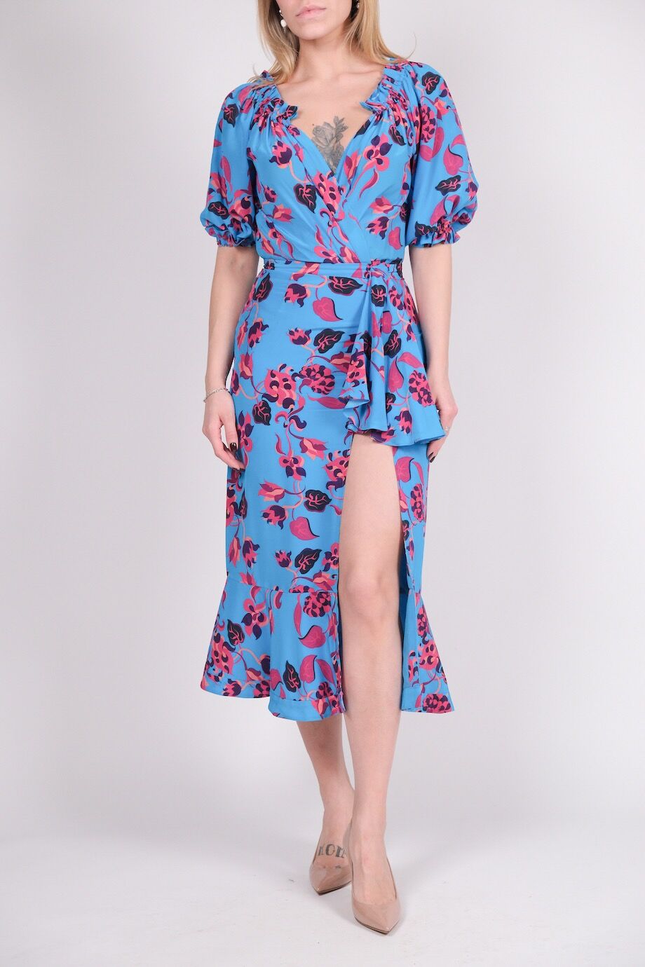image 1 Платье шелковое голубого цвета с цветочным принтом