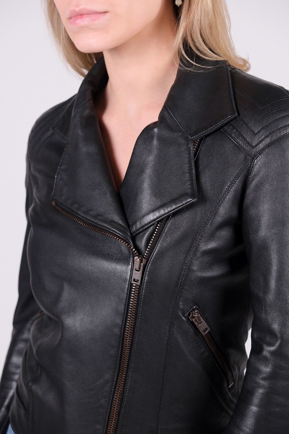 image 4 Кожаная куртка черного цвета