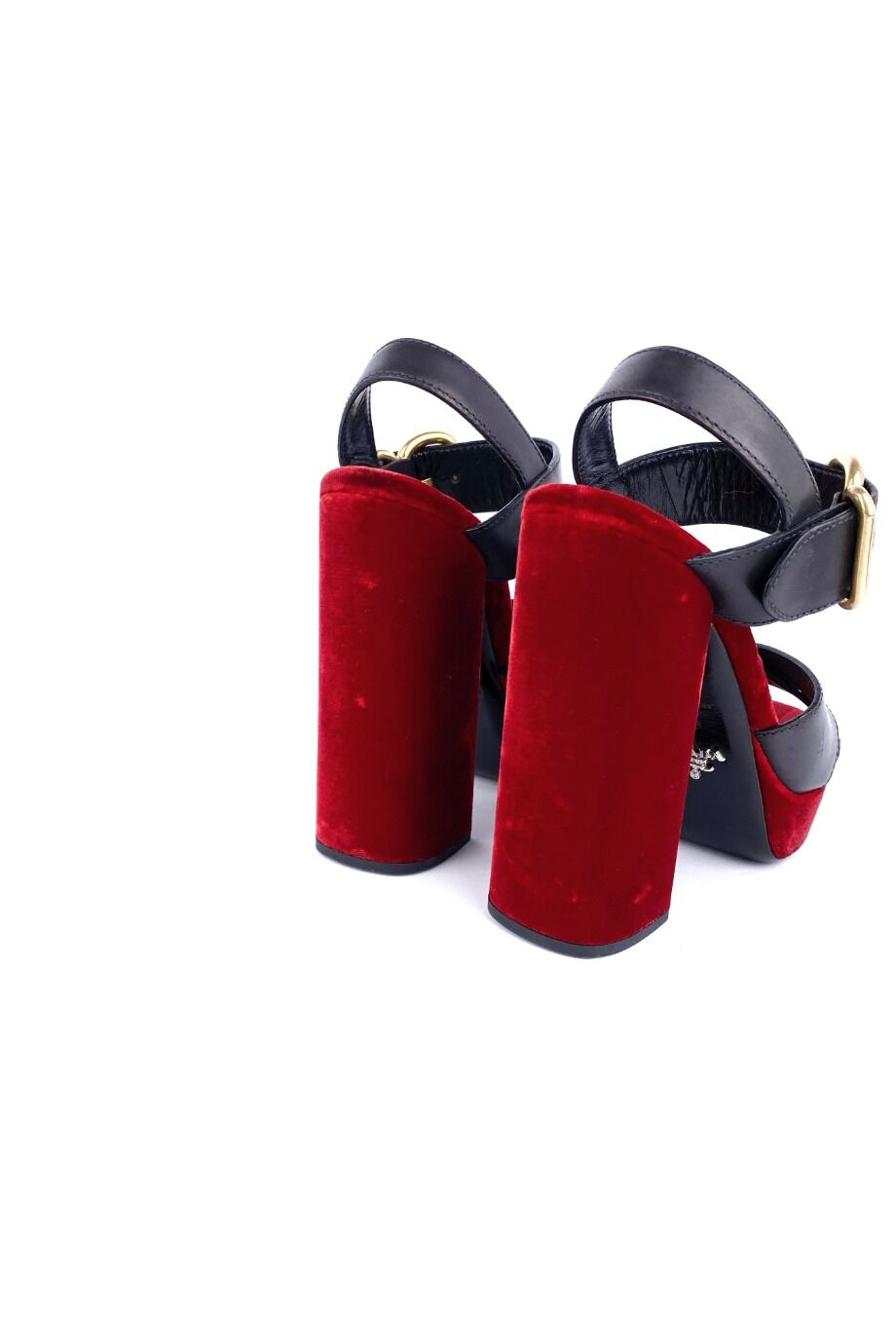 image 4 Босоножки черного цвета на красном велюровом каблуке
