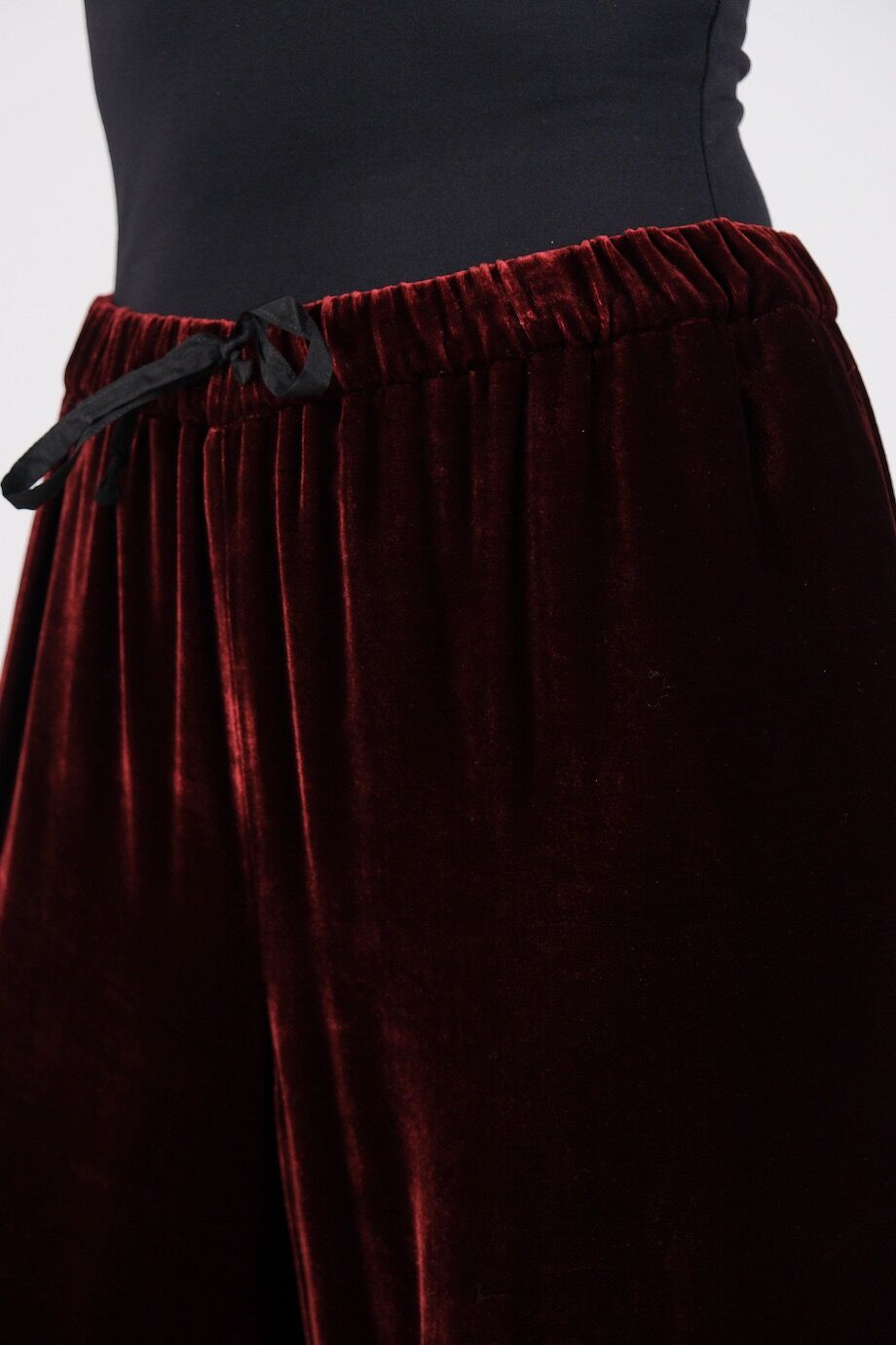 image 8 Бархатный костюм с брюками и халатом бордового цвета