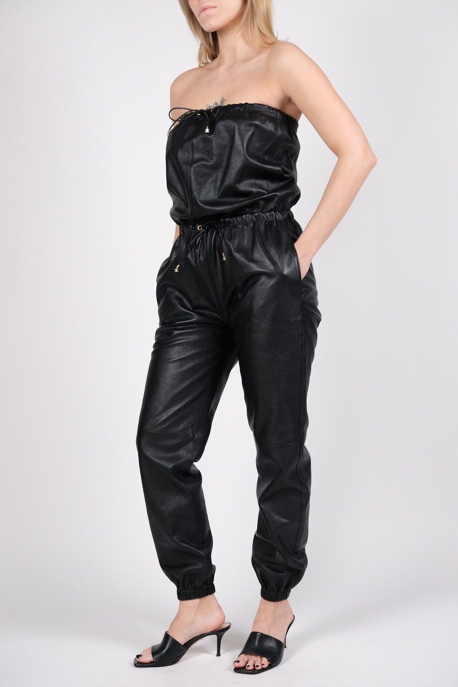 image 2 Кожаный комбинезон чёрного цвета с открытыми плечами