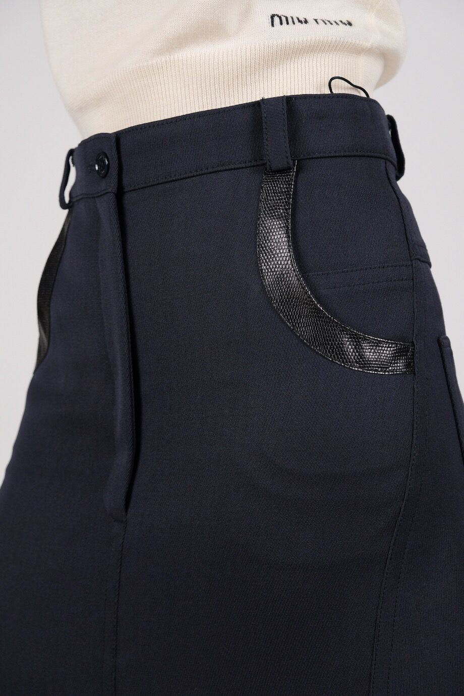 image 5 Юбка миди темно-синего цвета с кожаной окантовкой на карманах