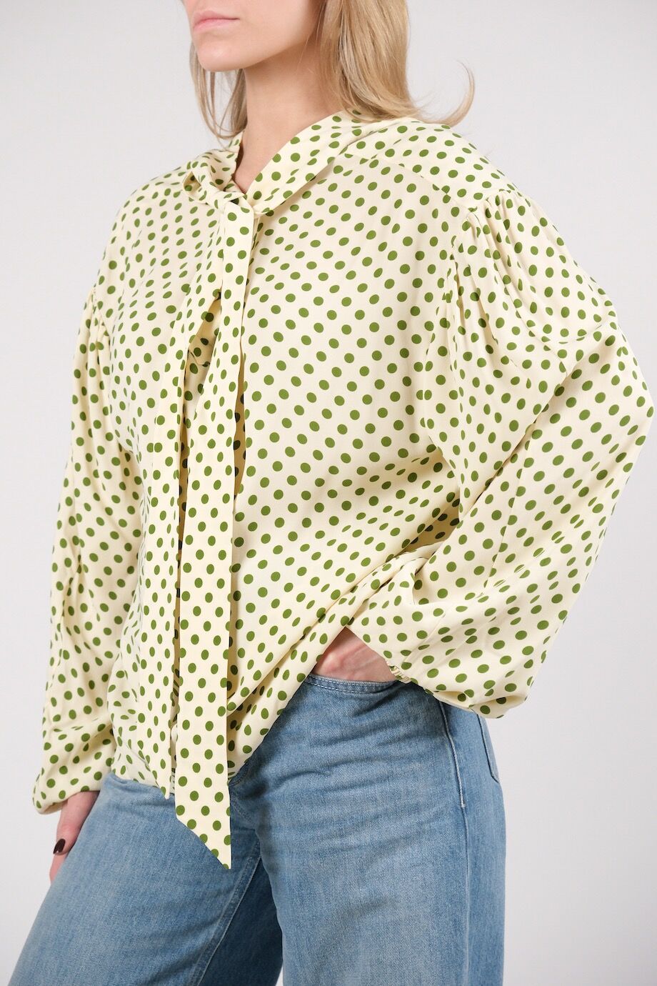 image 2 Блузка бледно-желтого цвета в зеленый горох