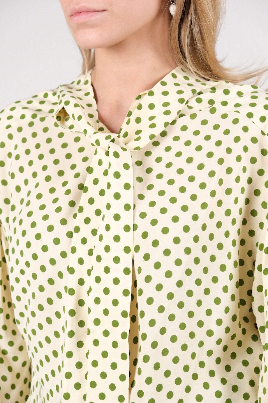 image 4 Блузка бледно-желтого цвета в зеленый горох