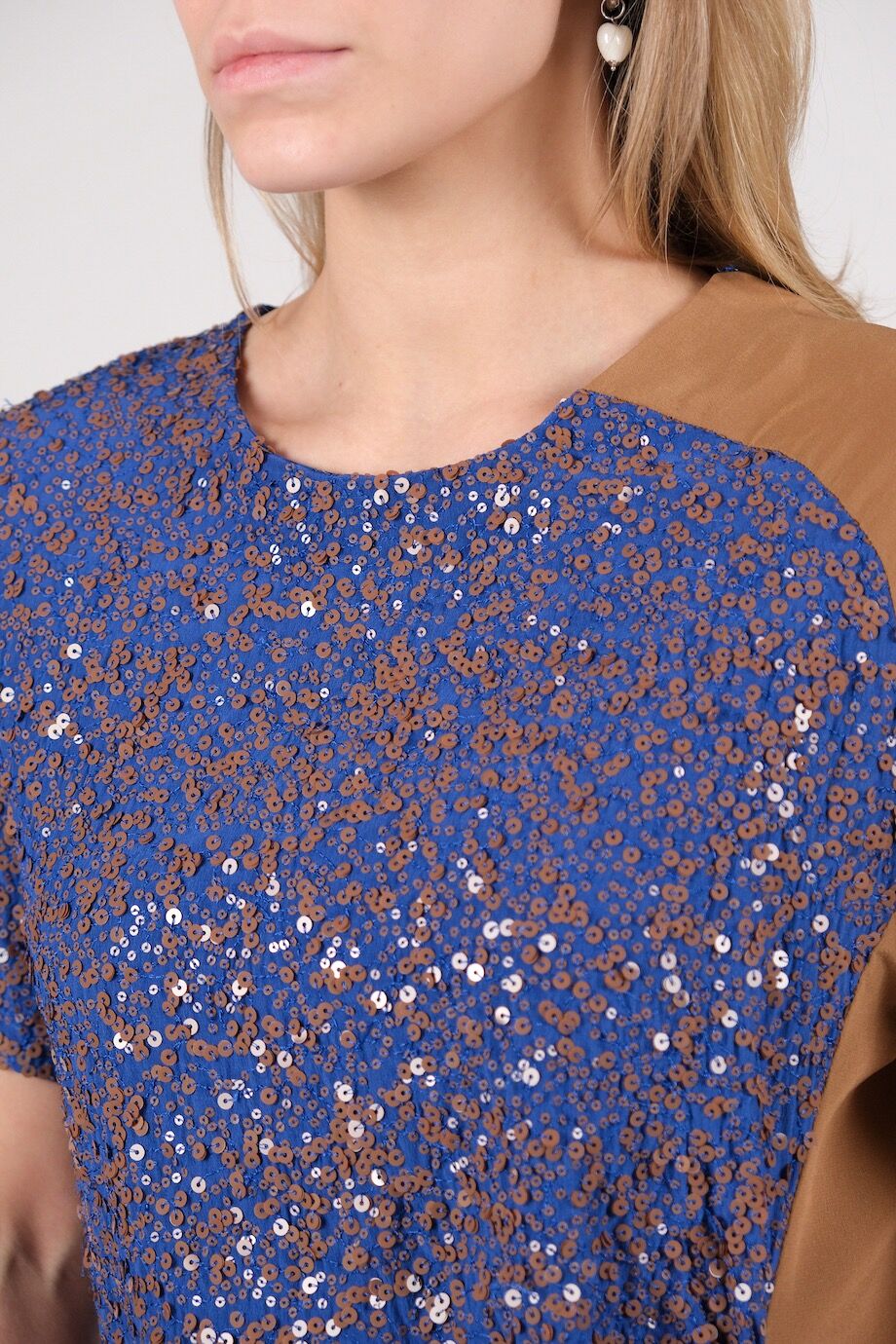 image 4 Шелковая блуза комбинированная с пайетками