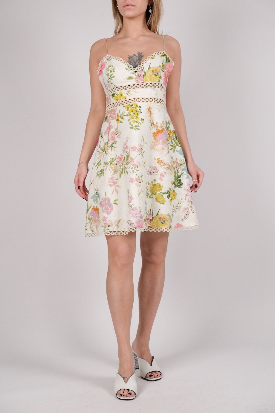 image 1 Льняное платье на тонких бретелях с цветочным приетом