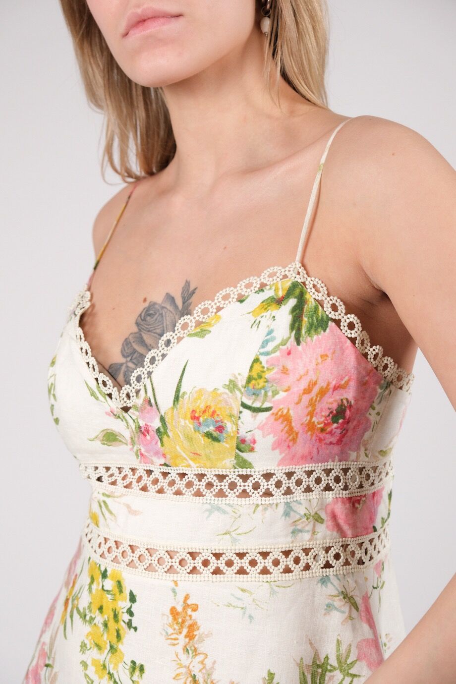 image 4 Льняное платье на тонких бретелях с цветочным приетом