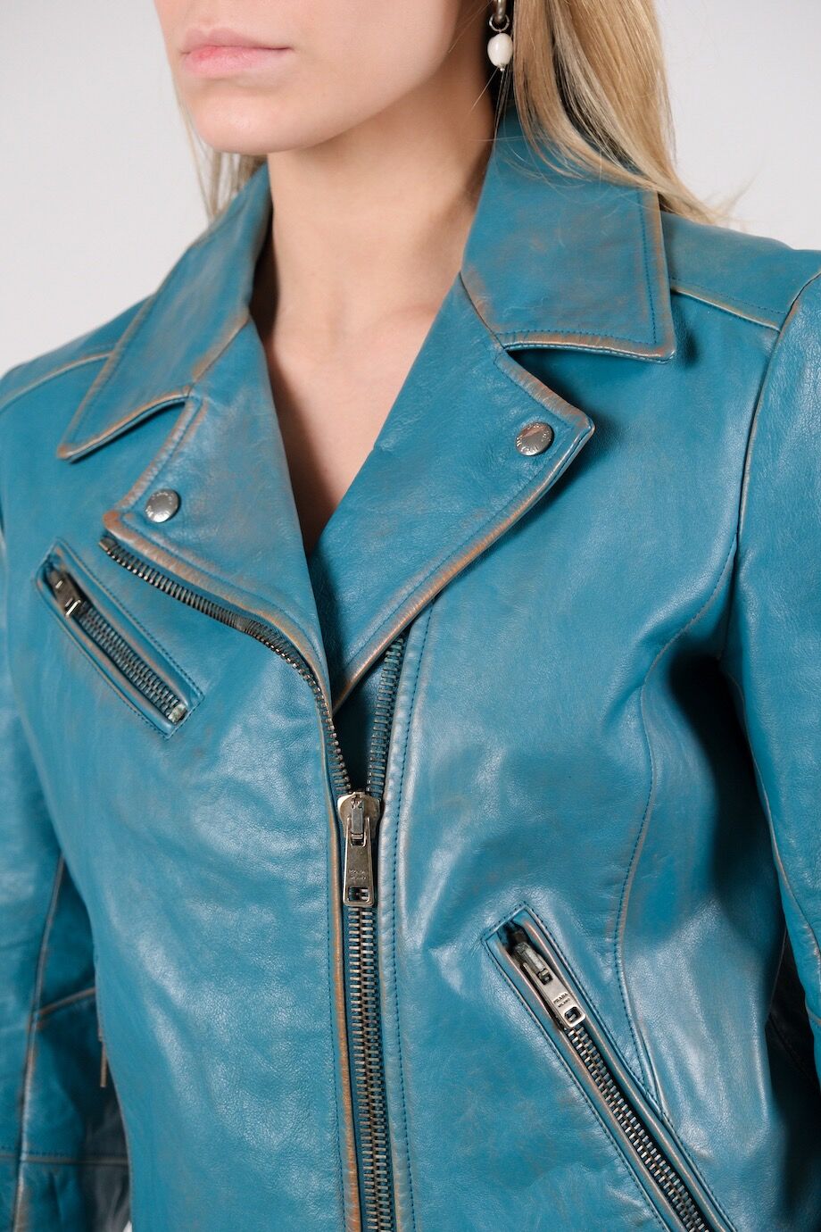 image 4 Кожаная куртка бирюзового цвета в винтажном стиле