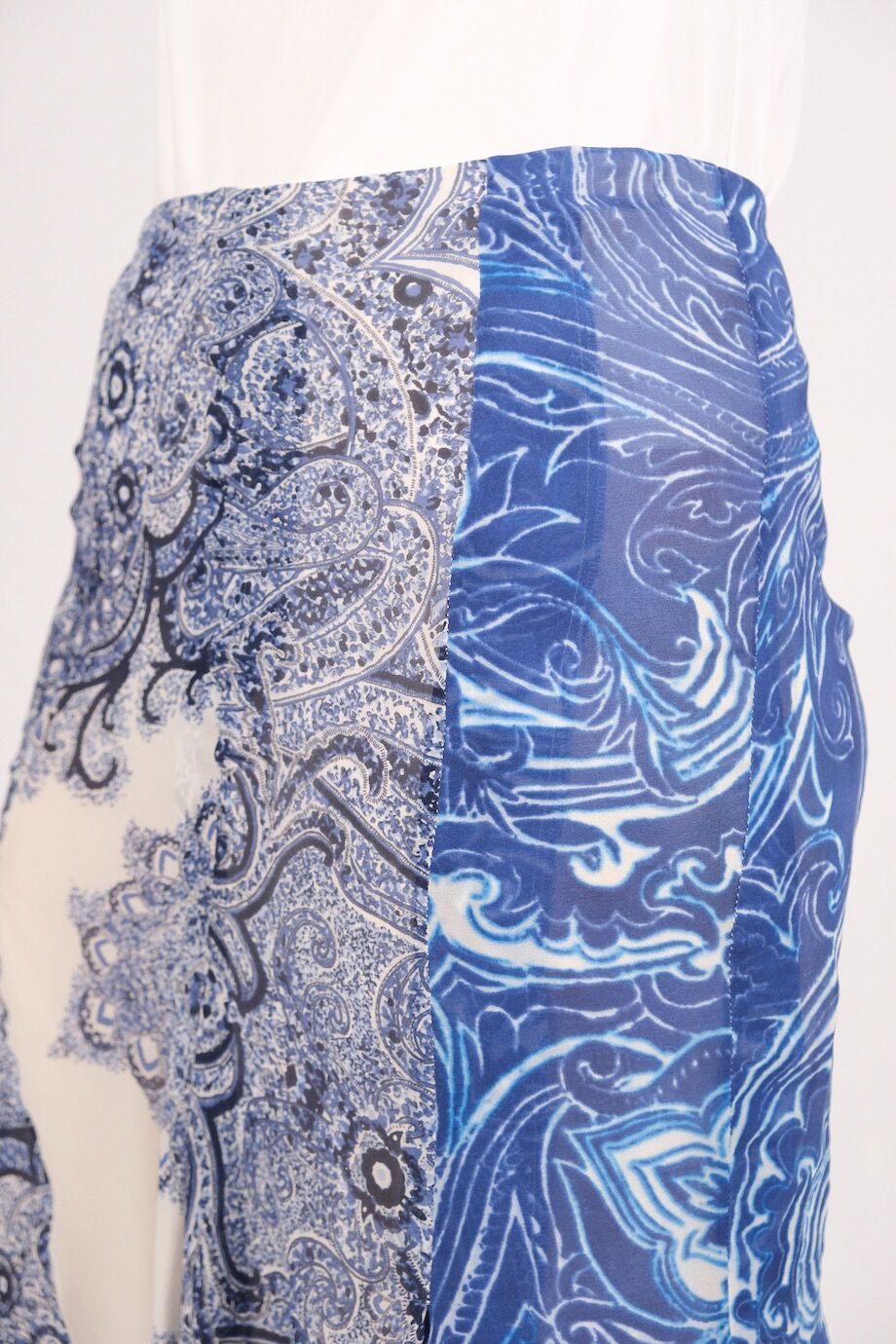 image 5 Шелковая юбка-макси с синим орнаментом