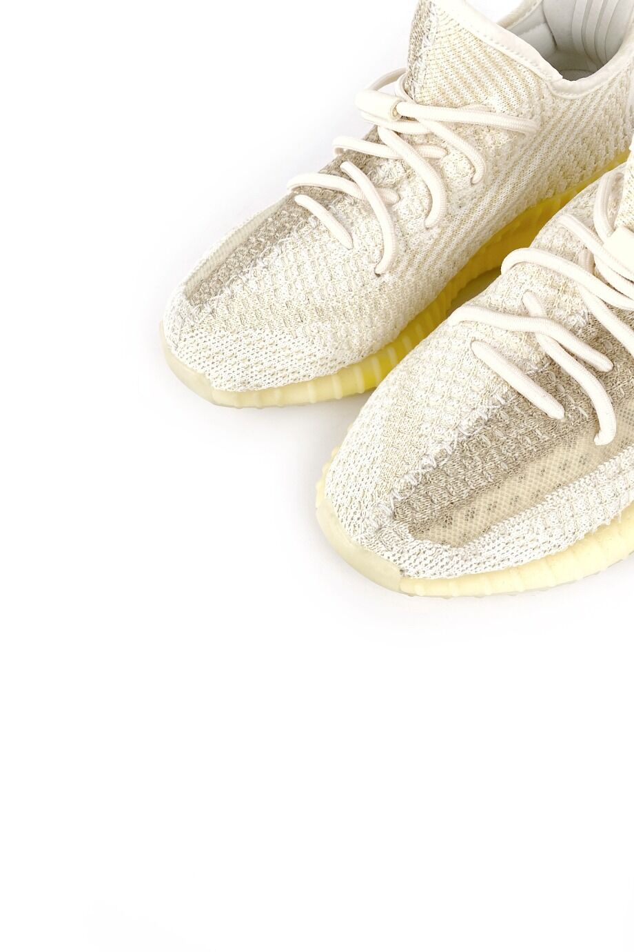 image 3 Кроссовки Yeezy 350 светлого цвета