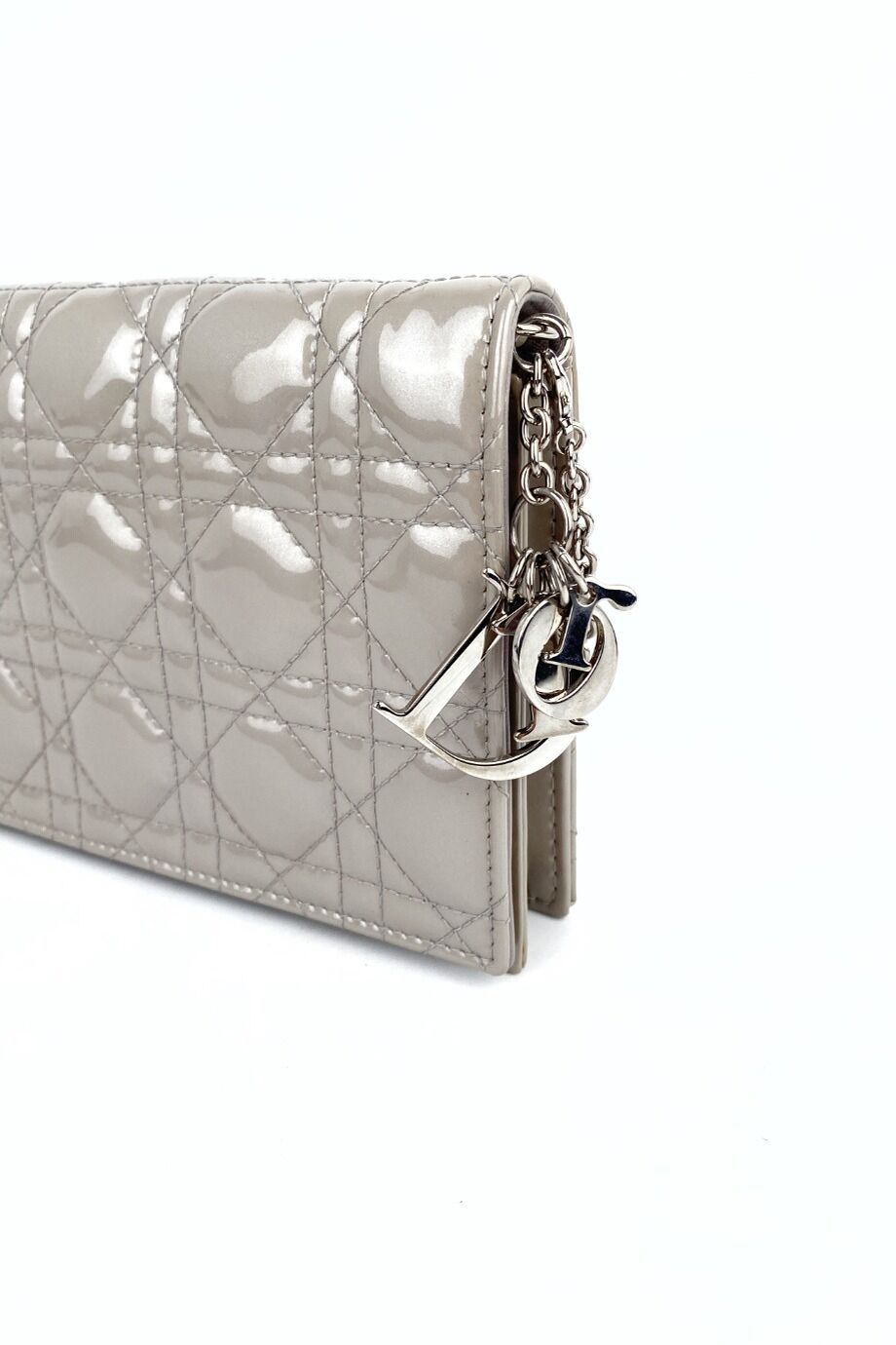 image 4 Клатч Lady Dior лакированный серого цвета со съёмной цепочкой