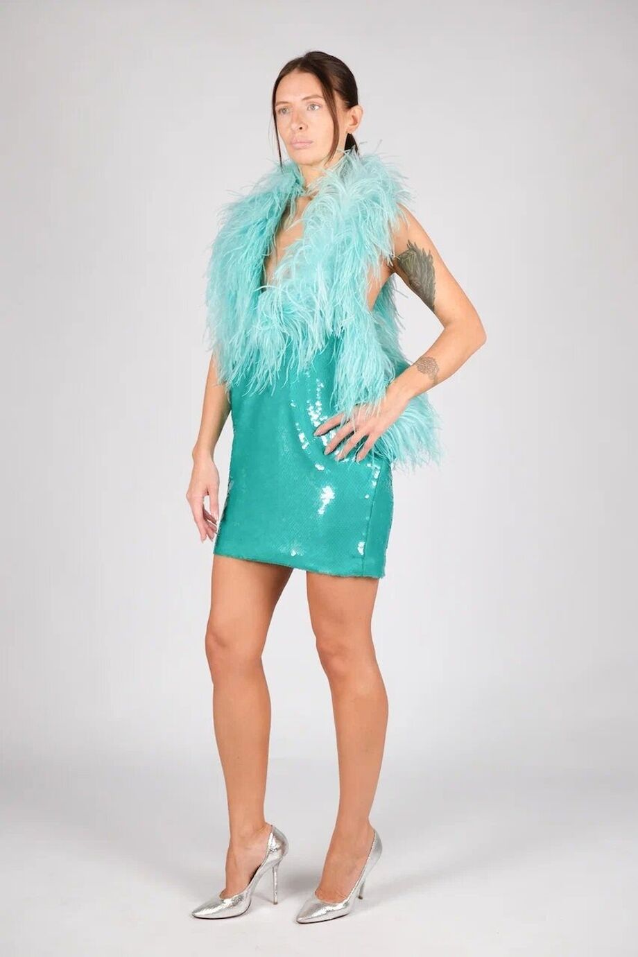 image 2 Платье цвета морской волны расшитое пайетками и перьями