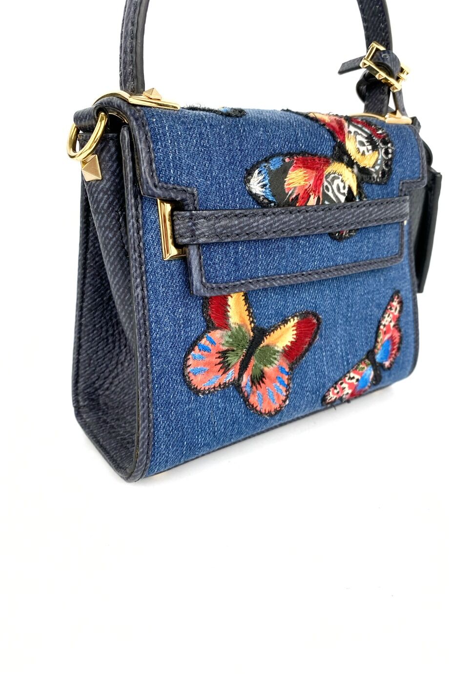 image 4 Сумка My Rockstud mini из денима с вышивкой в виде бабочек