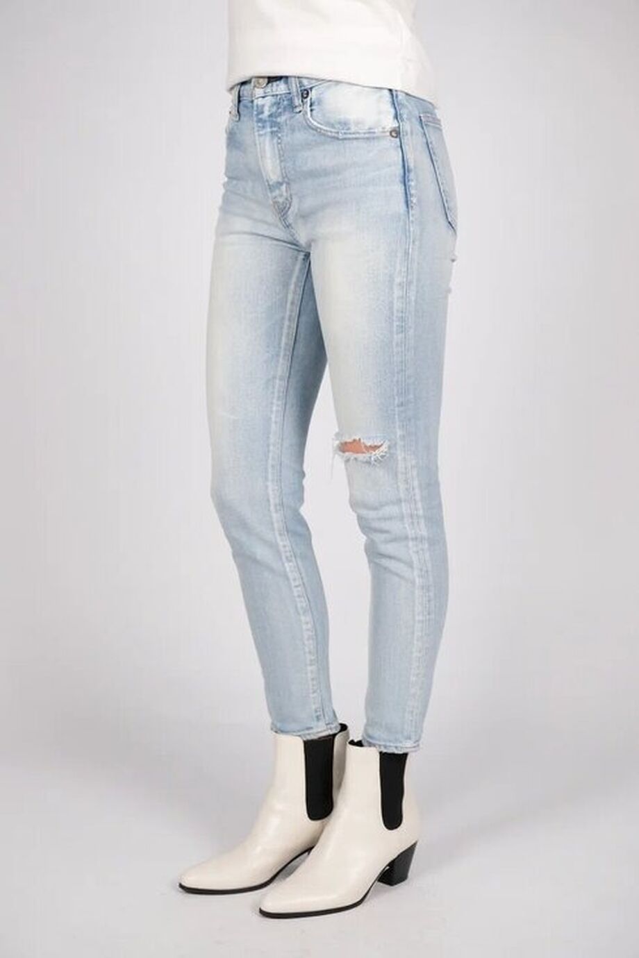 image 4 Джинсы-скинни голубого цвета с разрывом на колене