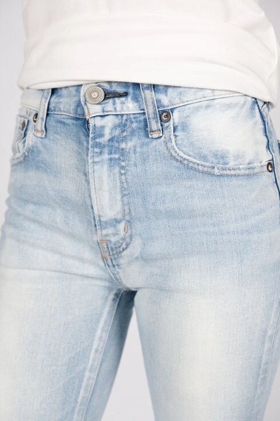 image 6 Джинсы-скинни голубого цвета с разрывом на колене