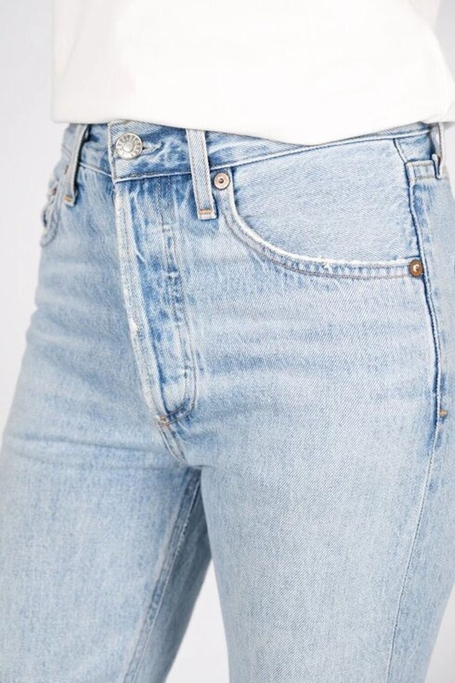 image 6 Джинсы голубого цвета с разрывами на коленях