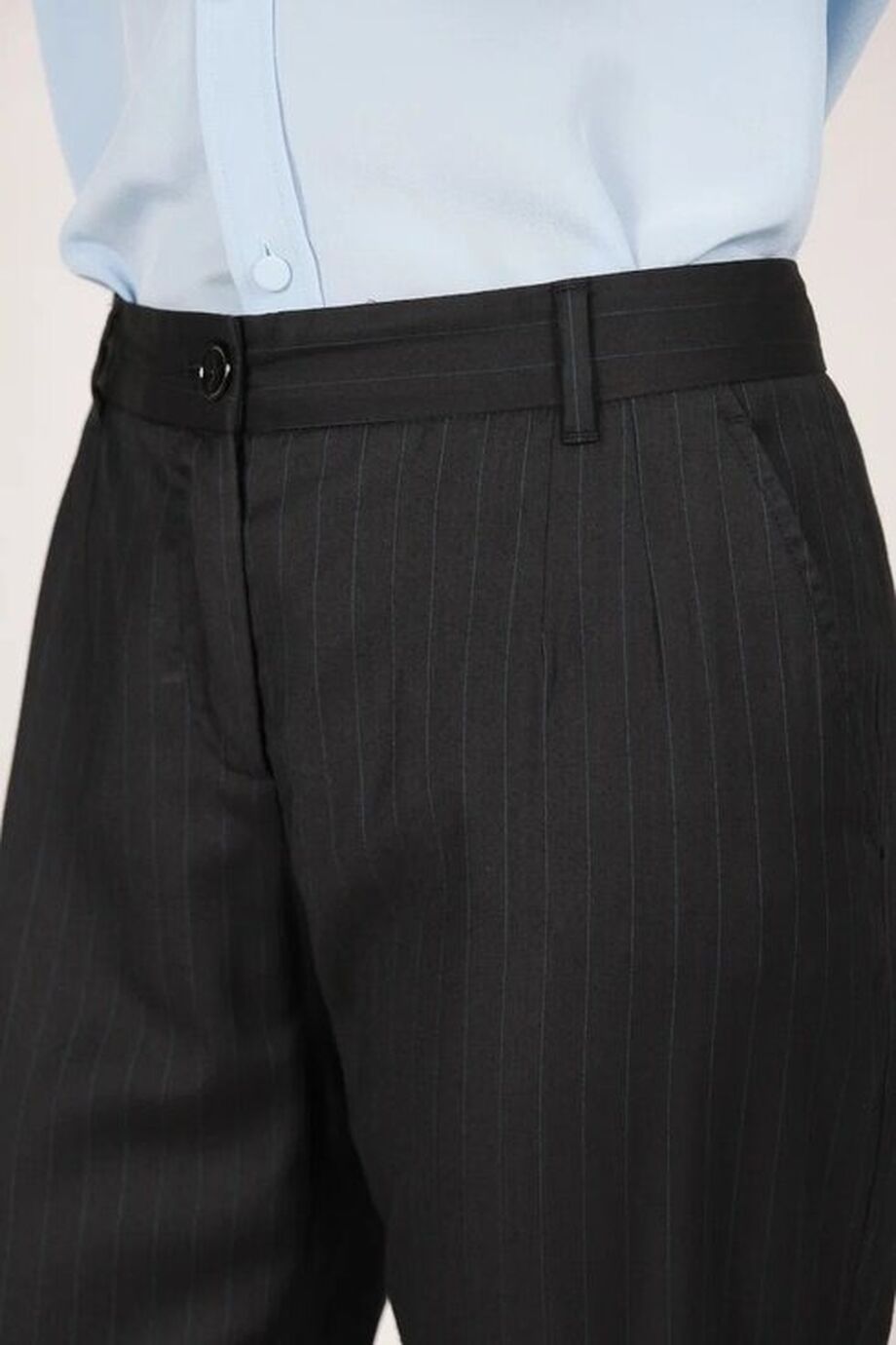 image 4 Брюки темно-синего цвета в тонкую полоску