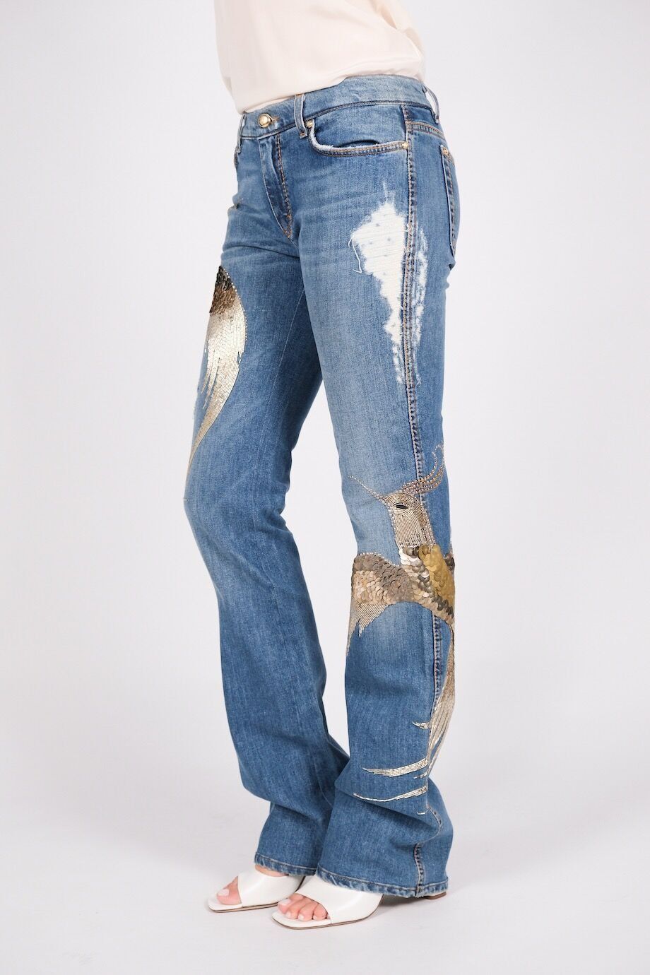image 3 Джинсы голубого цвета расшитые бисером и пайетками