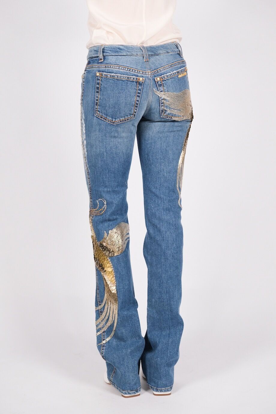 image 4 Джинсы голубого цвета расшитые бисером и пайетками