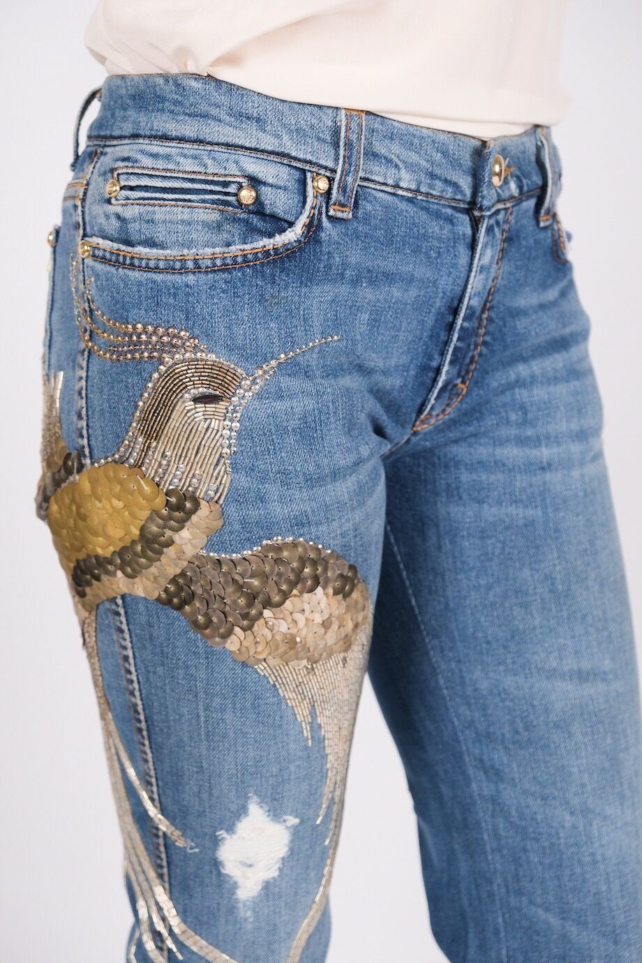 image 5 Джинсы голубого цвета расшитые бисером и пайетками