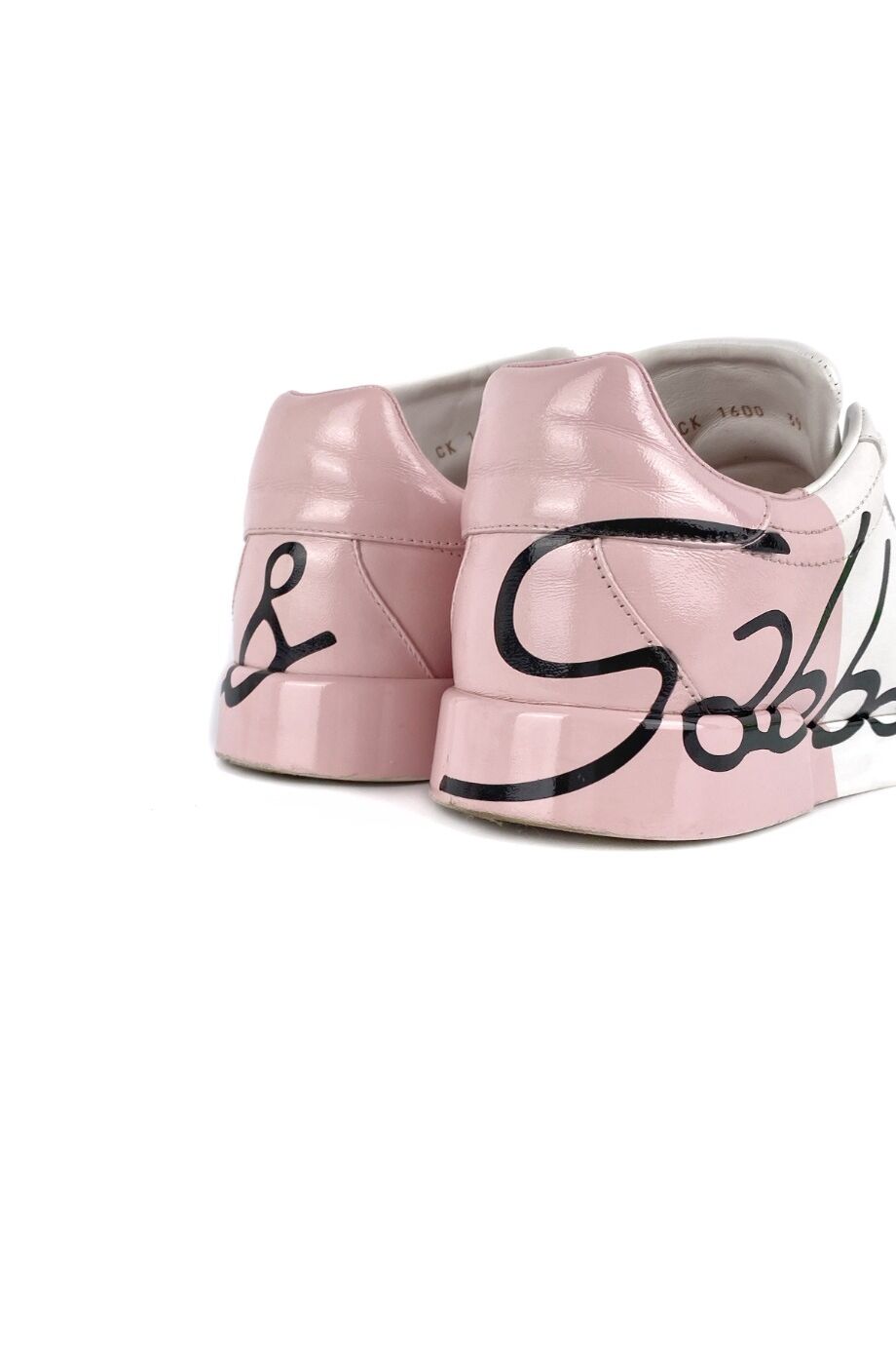 image 4 Кеды белого цвета с розовой пяткой и черными надписями
