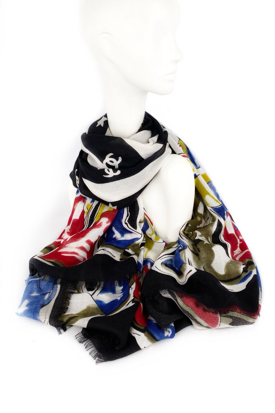 image 3 Шаль в черно-белую полоску с ярким принтом