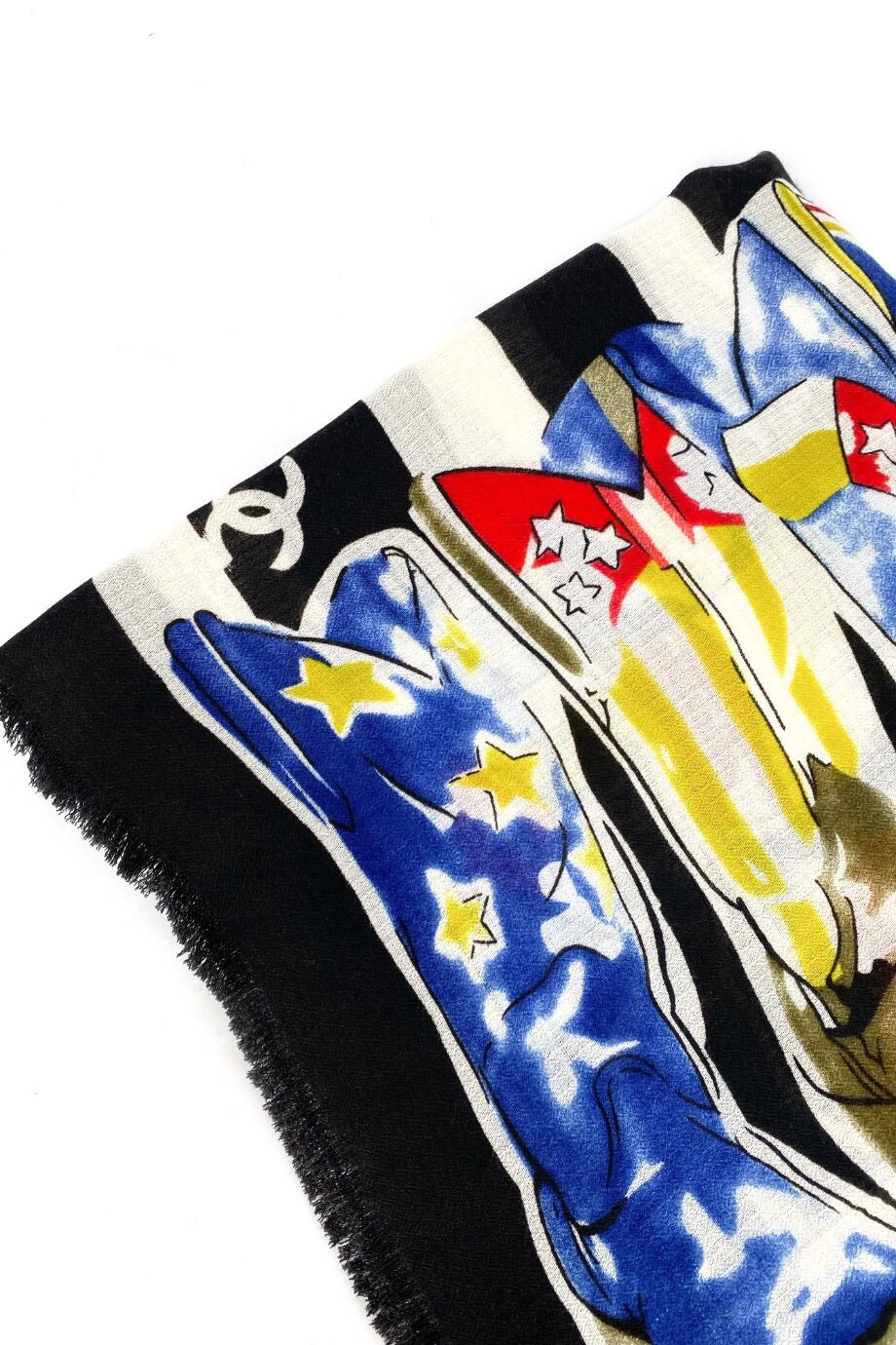 image 2 Шаль в черно-белую полоску с ярким принтом