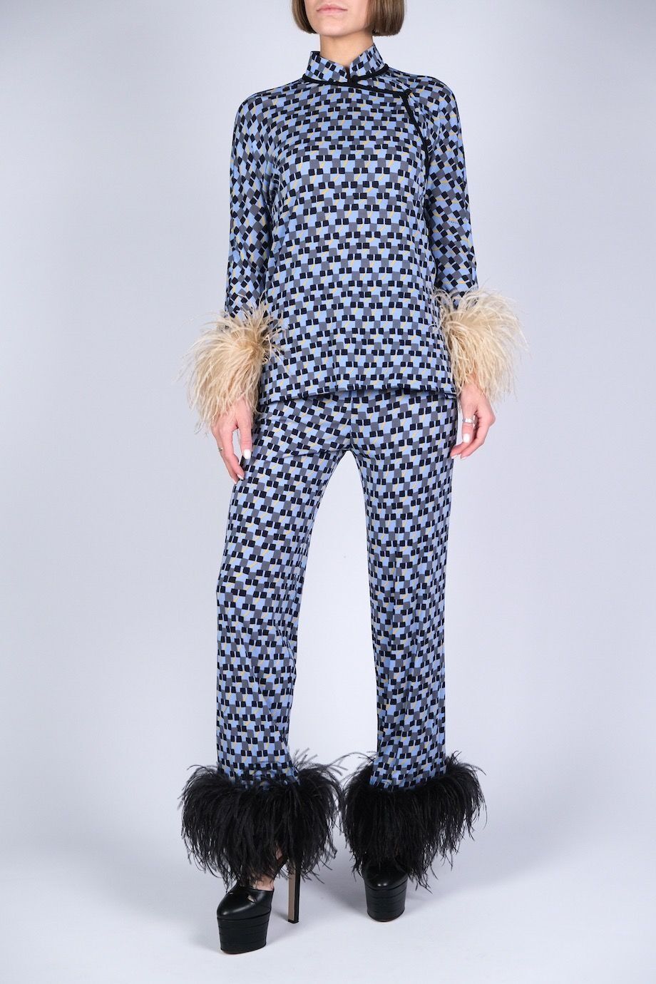 image 1 Брючный костюм голубого цвета с принтои и с декором из перьев