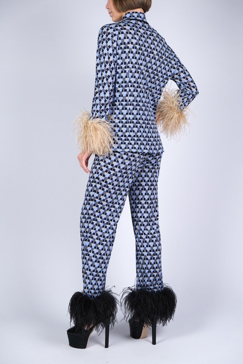 image 3 Брючный костюм голубого цвета с принтои и с декором из перьев