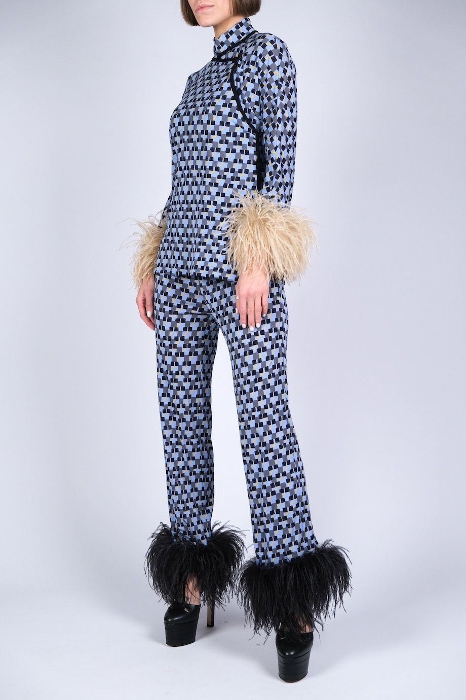 image 2 Брючный костюм голубого цвета с принтои и с декором из перьев