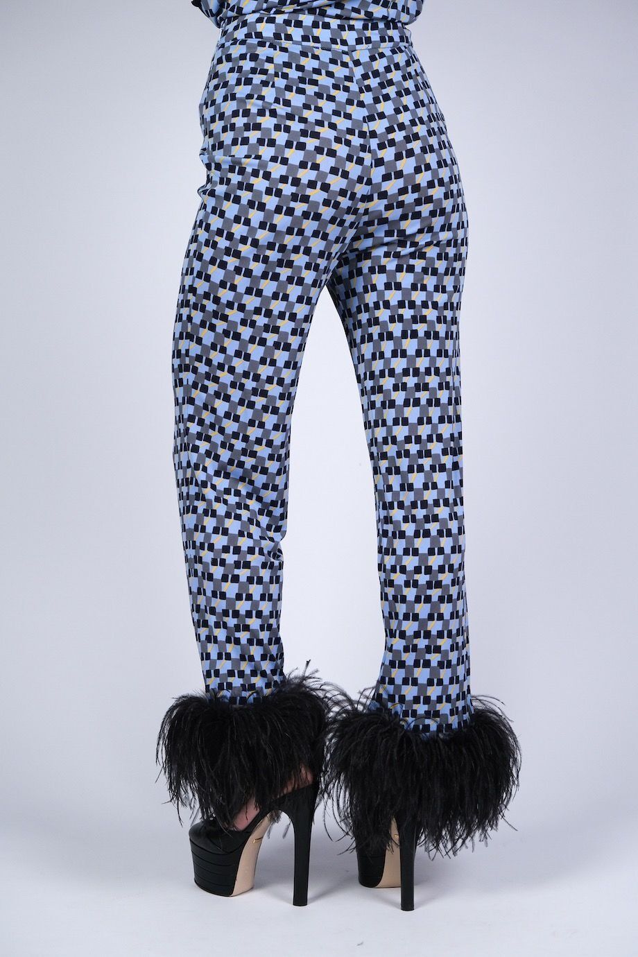 image 5 Брючный костюм голубого цвета с принтои и с декором из перьев