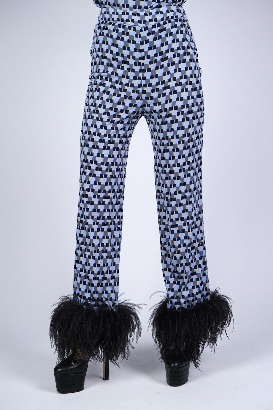 image 4 Брючный костюм голубого цвета с принтои и с декором из перьев