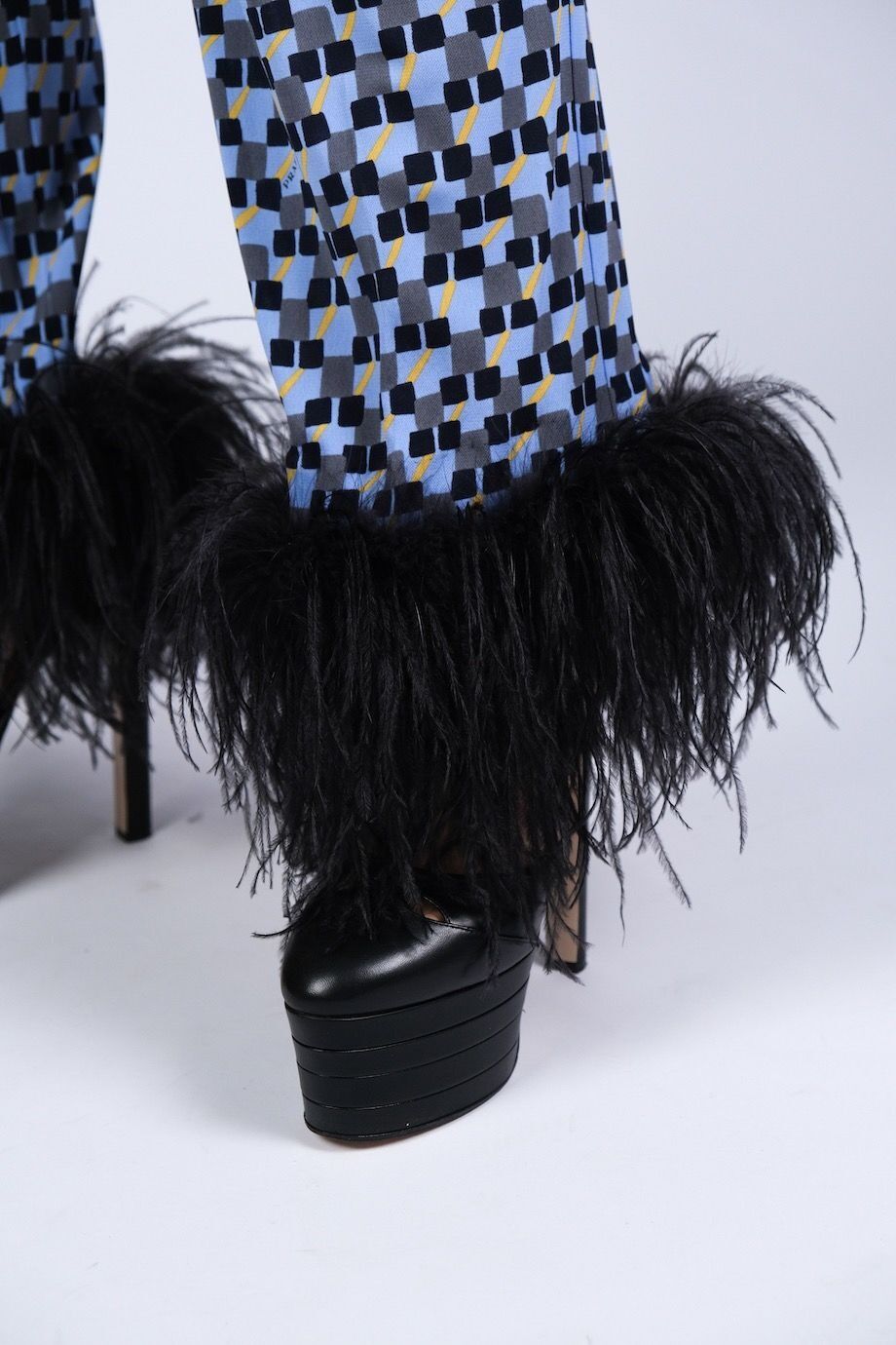 image 6 Брючный костюм голубого цвета с принтои и с декором из перьев