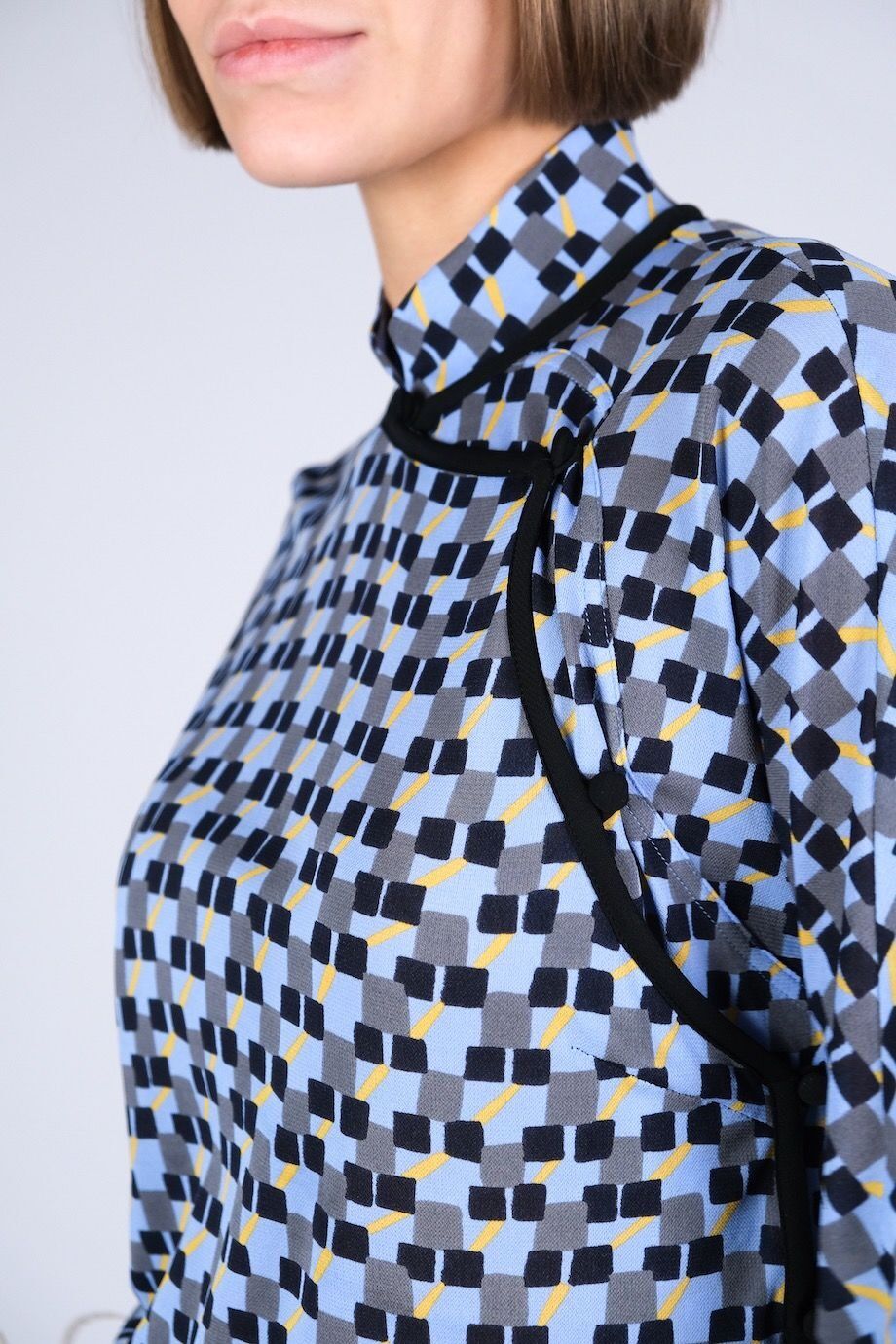 image 7 Брючный костюм голубого цвета с принтои и с декором из перьев