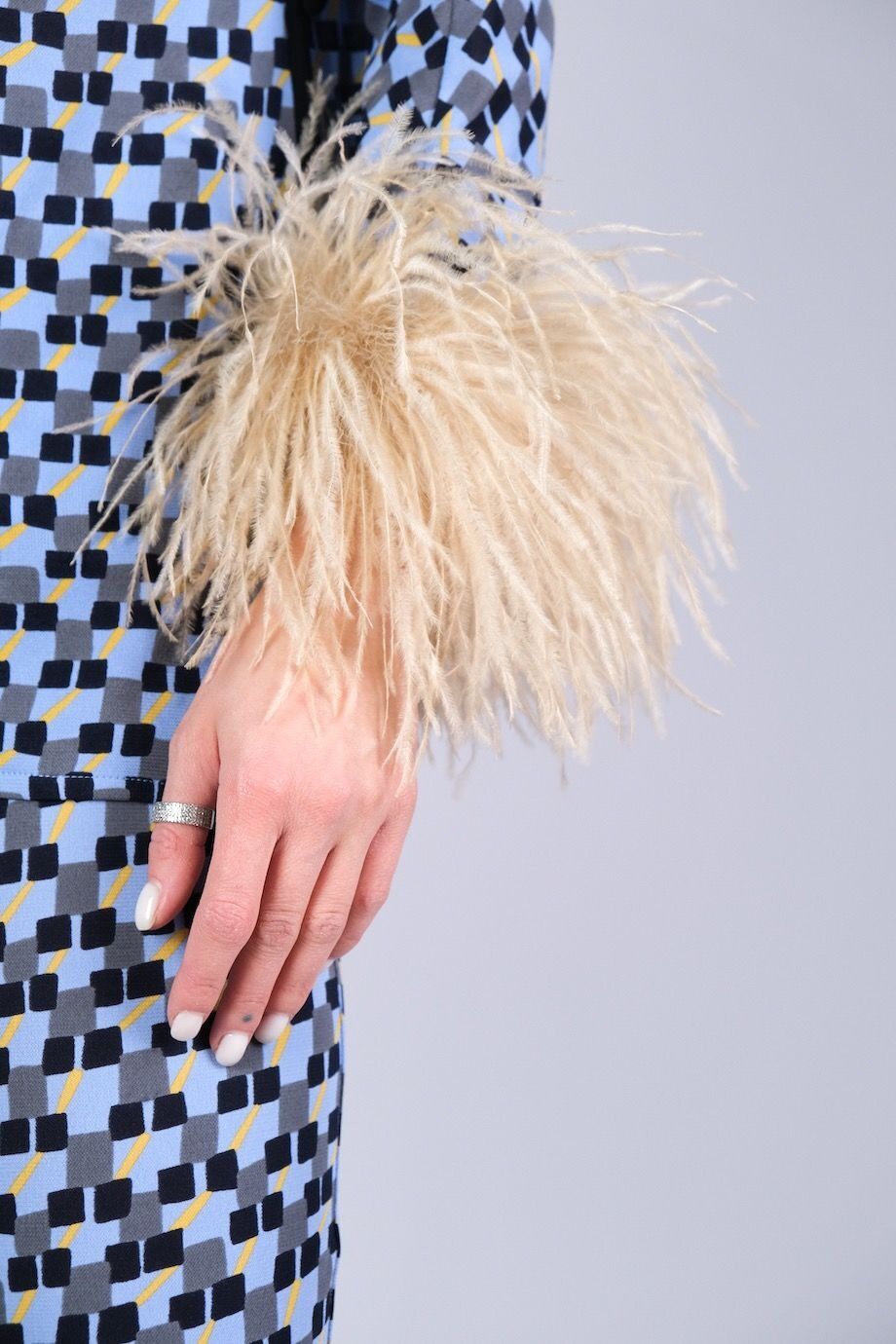 image 8 Брючный костюм голубого цвета с принтои и с декором из перьев