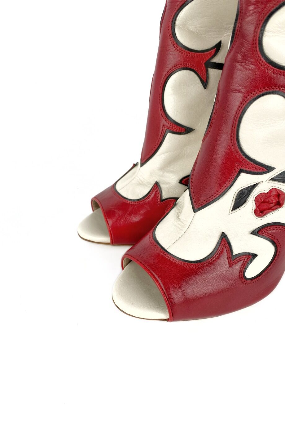 image 3 Ботильоны белого цвета с красными аппликациями