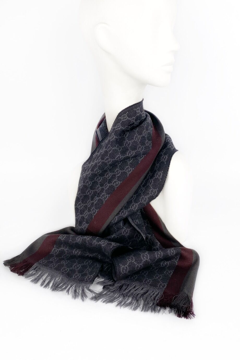 image 3 Шарф темно-серого цвета с бордовой полосой