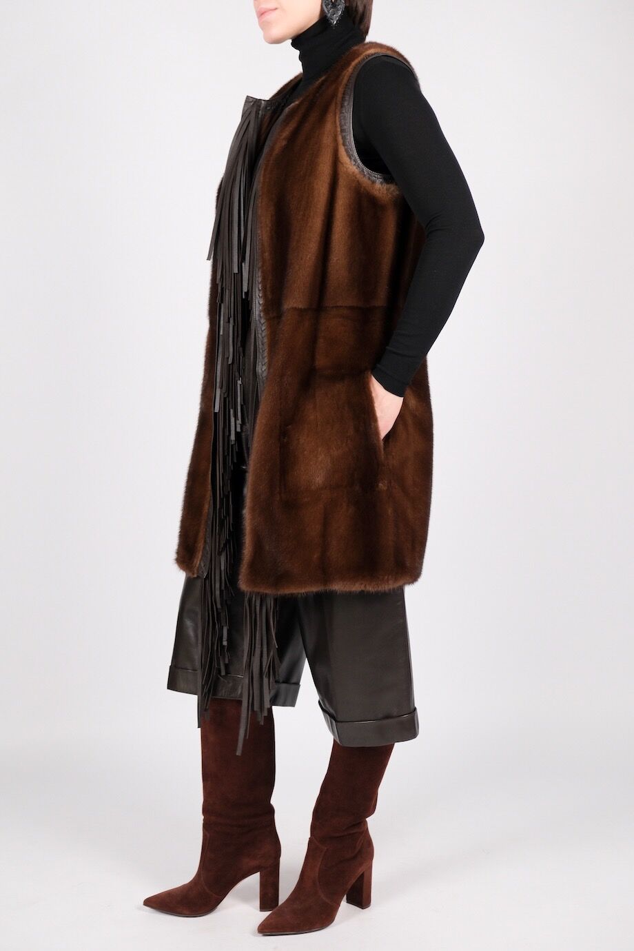image 5 Жилет двусторонний из замши и меха норки коричневого цвета