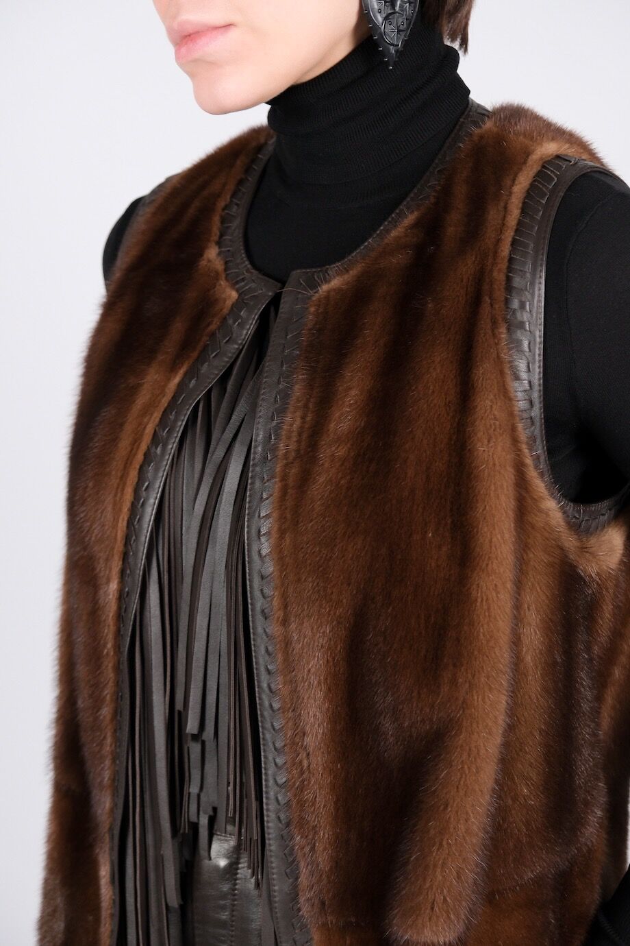 image 7 Жилет двусторонний из замши и меха норки коричневого цвета