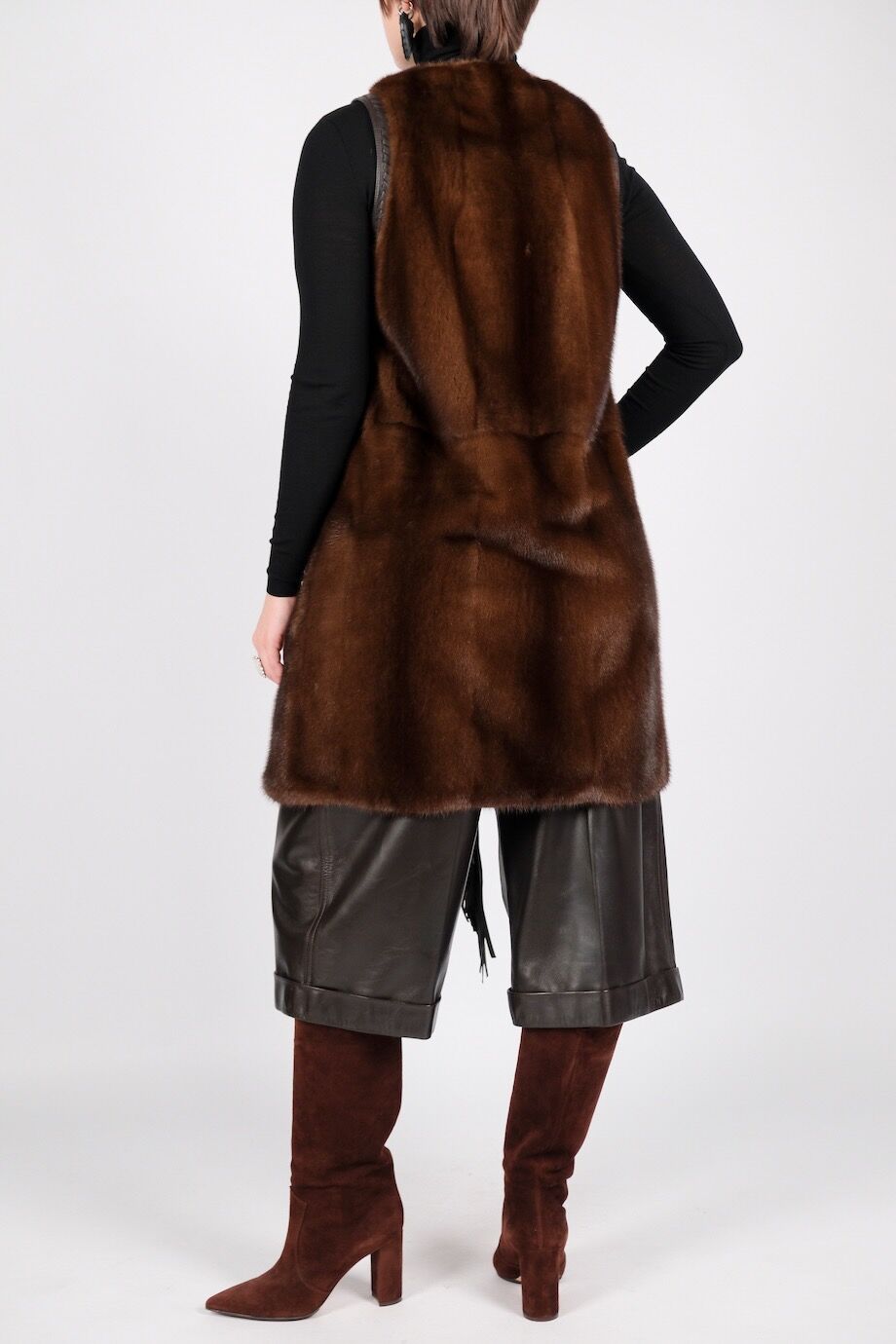 image 6 Жилет двусторонний из замши и меха норки коричневого цвета