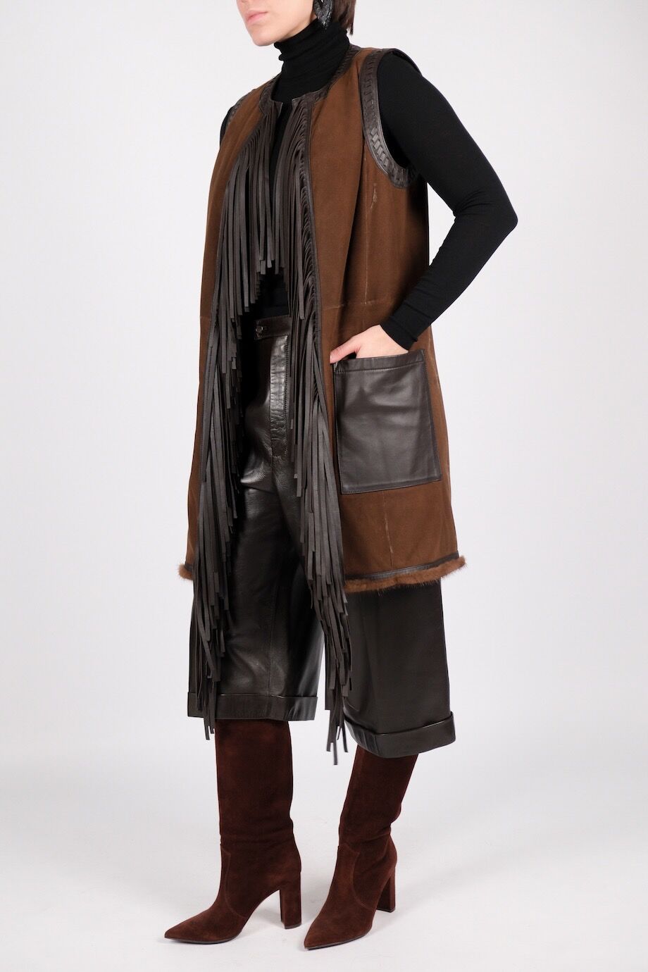 image 8 Жилет двусторонний из замши и меха норки коричневого цвета