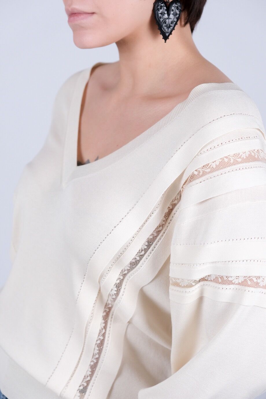 image 4 Джемпер молочного цвета со вставками из кружева
