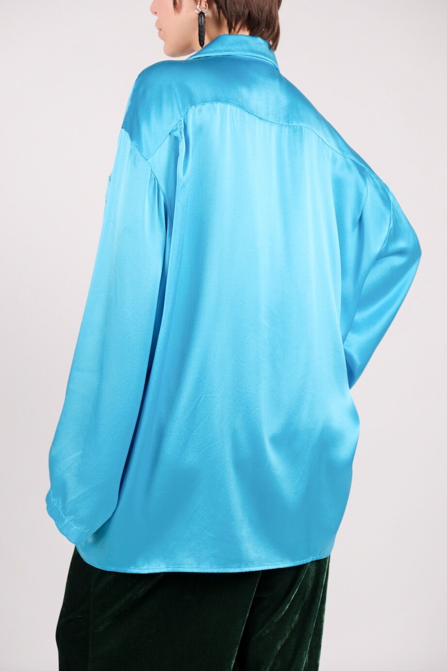 image 4 Шелковая блуза голубого цвета широкого кроя