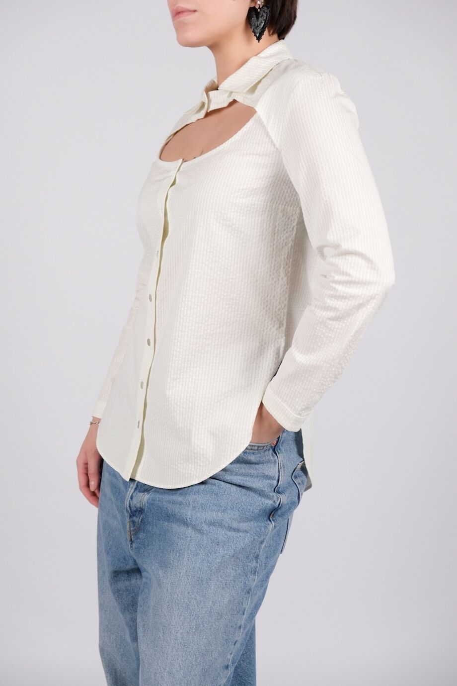 image 2 Рубашка белого цвета в клетку с фигурным вырезом