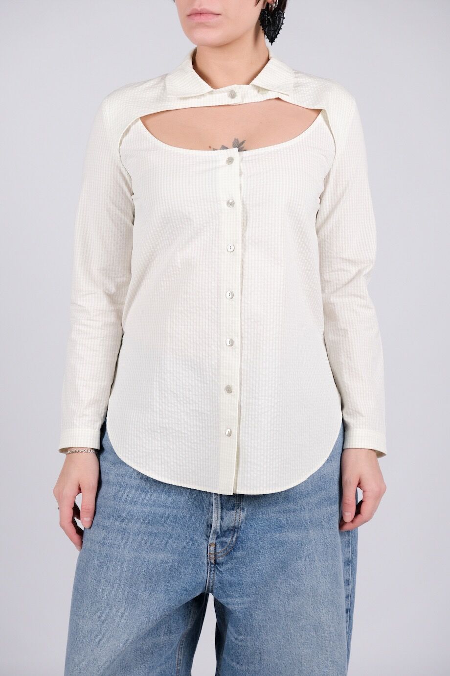 image 1 Рубашка белого цвета в клетку с фигурным вырезом