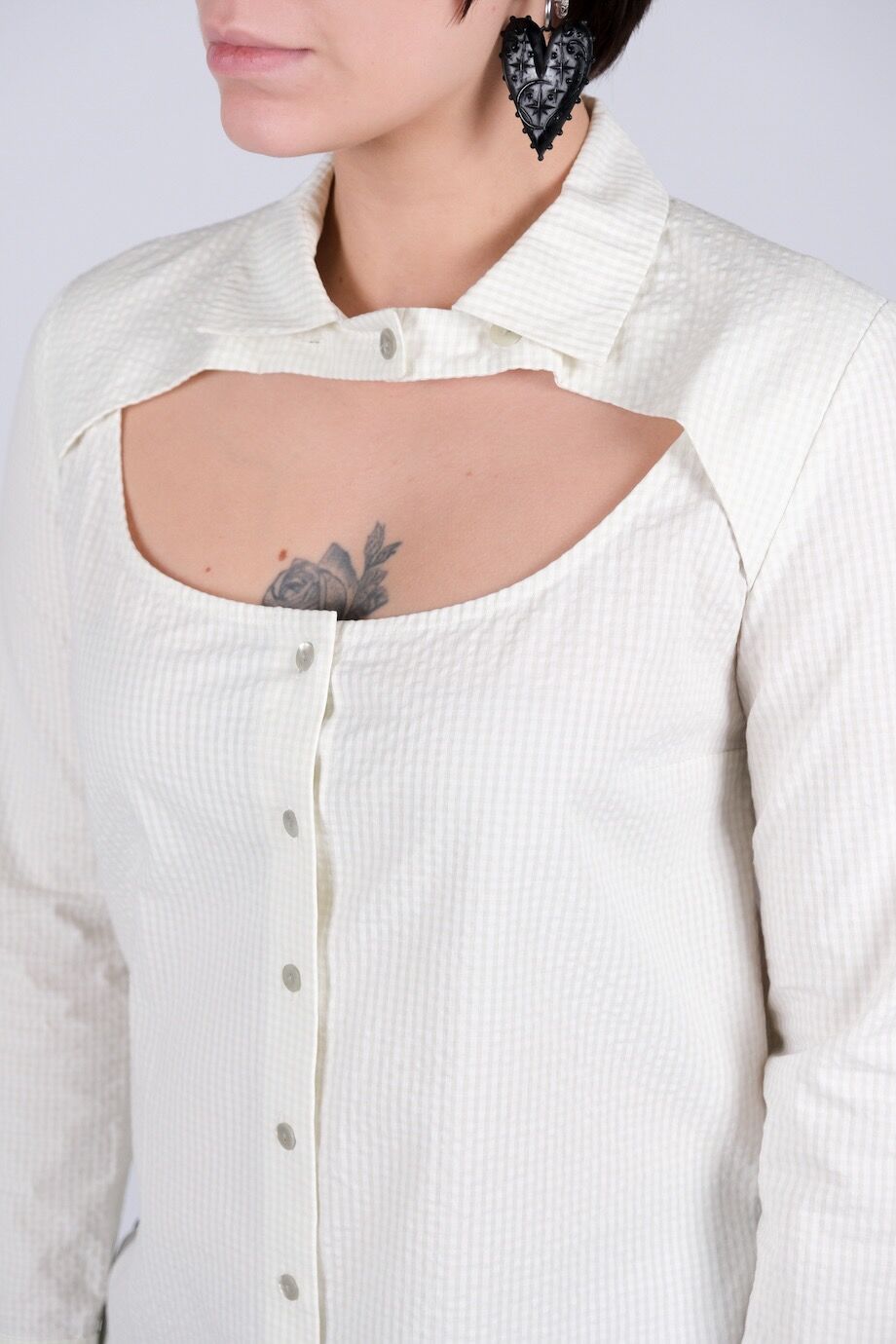 image 4 Рубашка белого цвета в клетку с фигурным вырезом