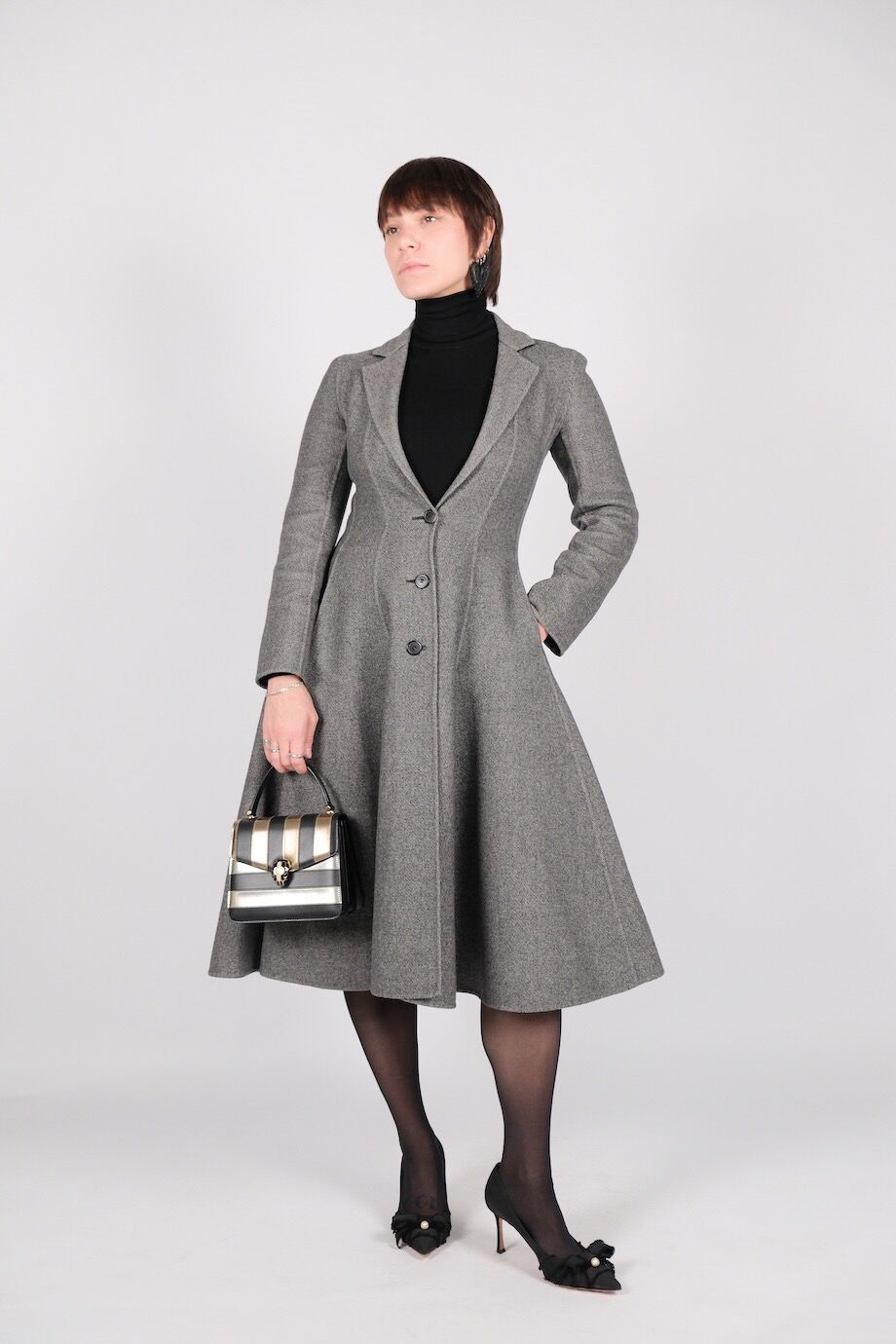 image 2 Пальто приталенного кроя серого цвета