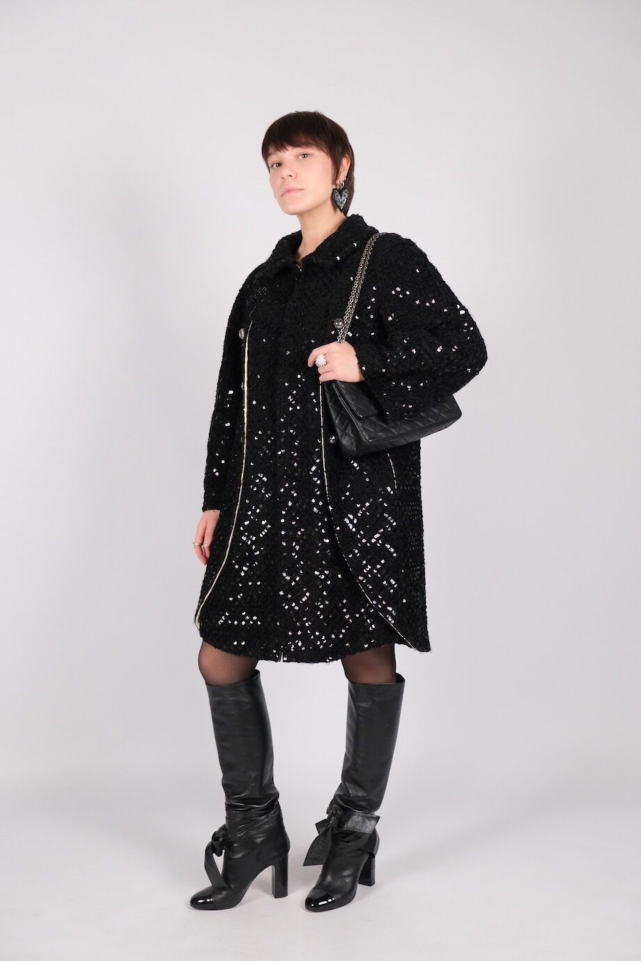 image 2 Пальто черного цвета с черными пайетками