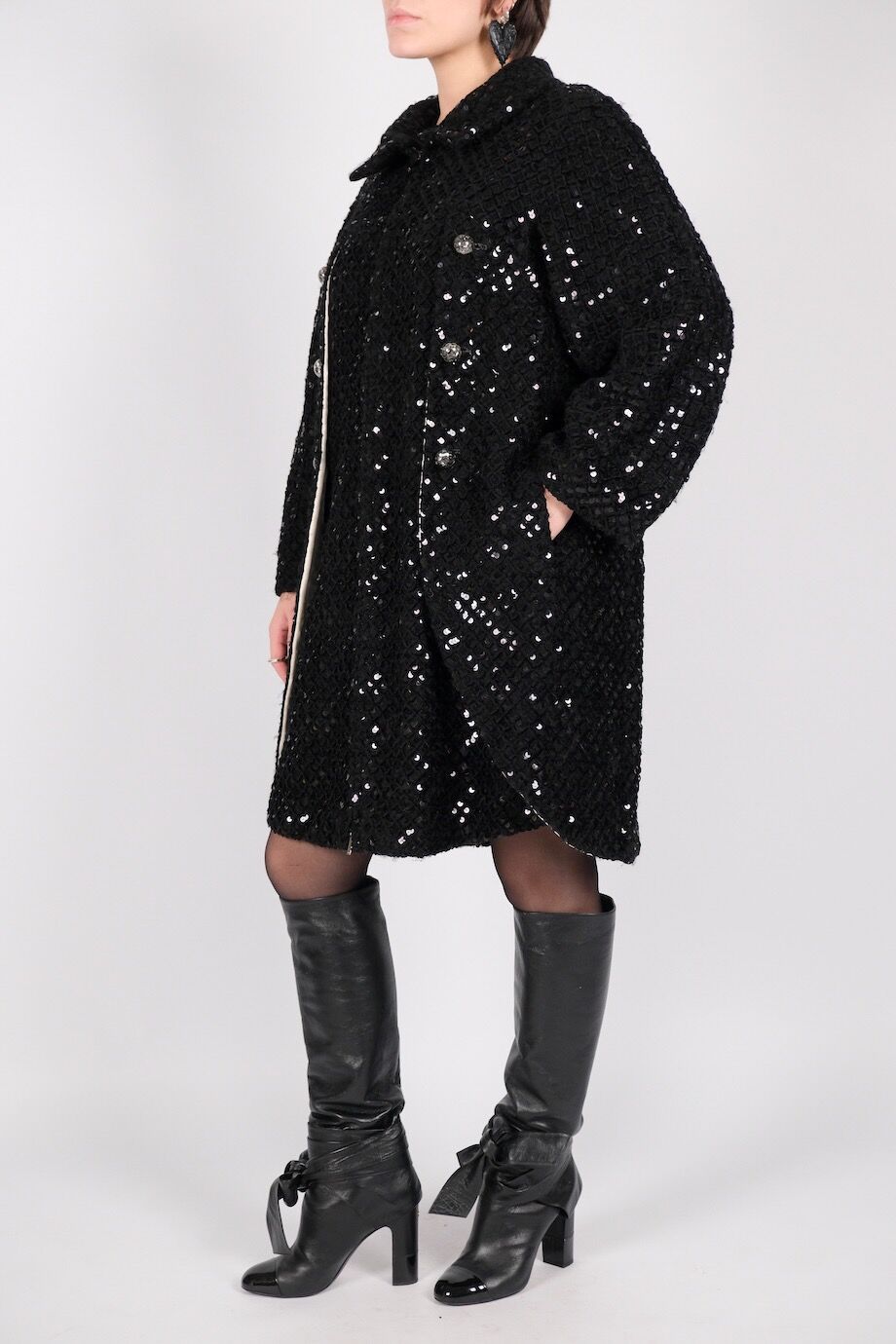 image 5 Пальто черного цвета с черными пайетками